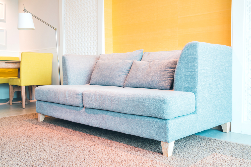 Espacio decorado con muebles sencillos y coloridos que combinan tonos pastel y vivos, ideal para decidir entre muebles por separado o packs completos según las necesidades del diseño.